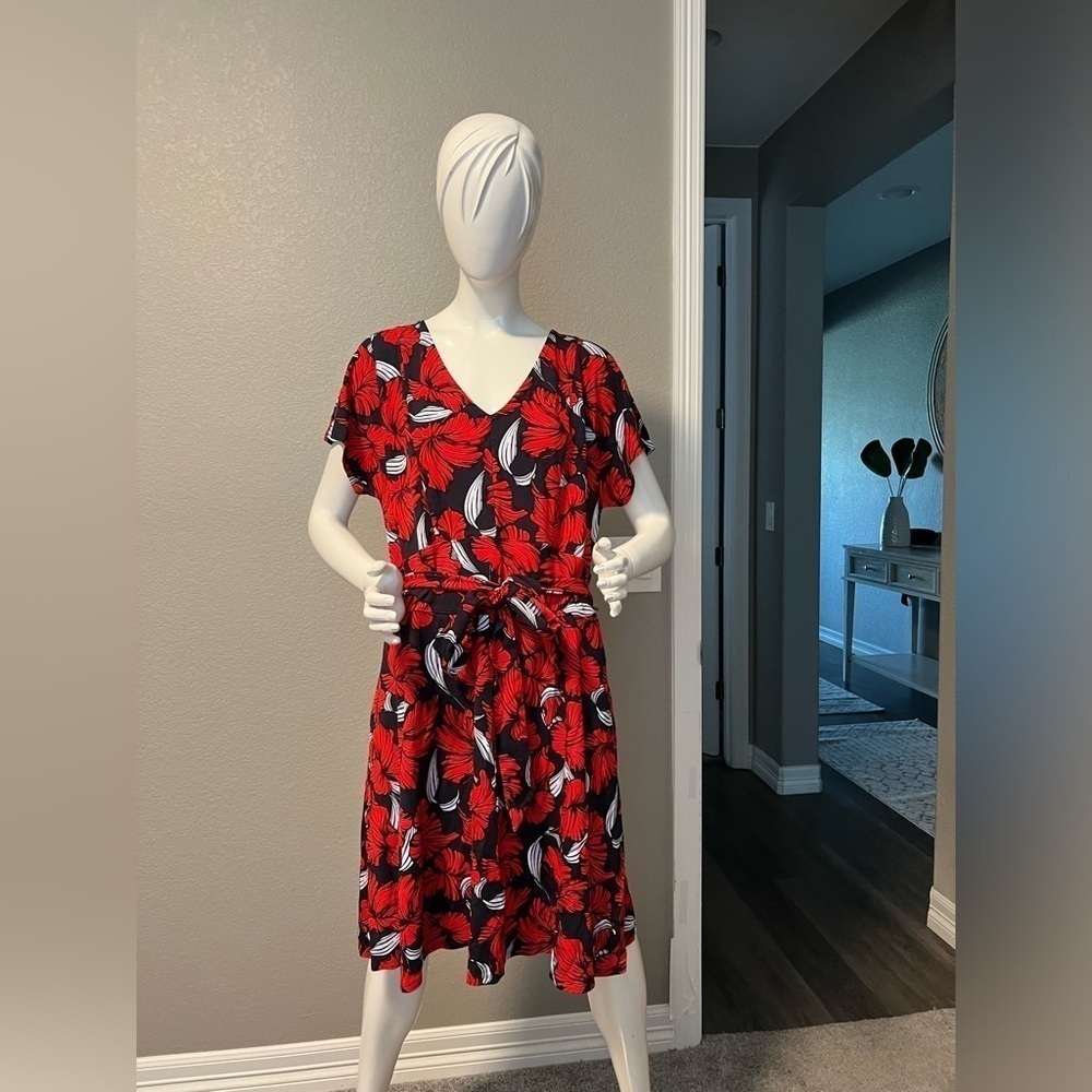 LANE BRYANT Red Navy Floral Knit Cap Sleeve Fit &
Flare LENA Dress Size 16